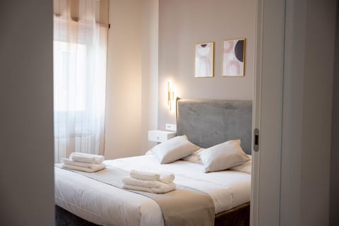 Bed, Photo of the whole room, Bedroom, towels