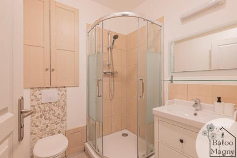 Shower, Toilet, Bathroom, towels