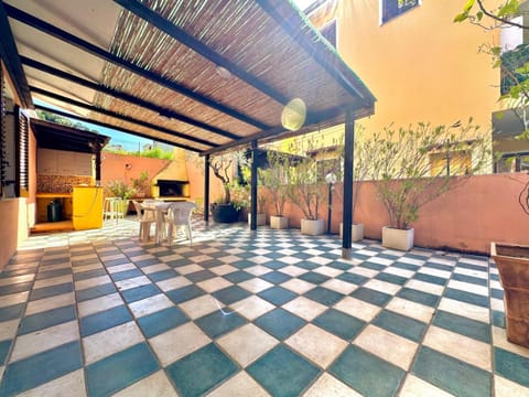 Property building, Patio, Balcony/Terrace