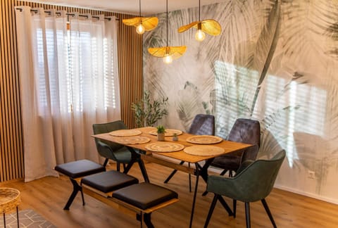 Seating area, Dining area
