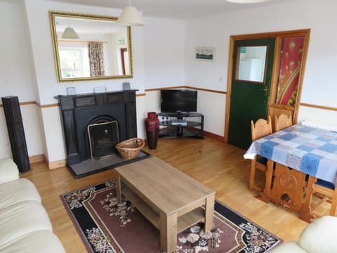 Communal lounge/ TV room, TV and multimedia, Living room