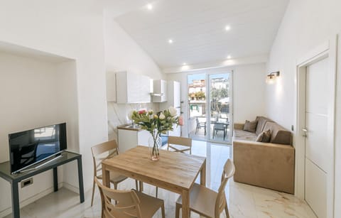 TV and multimedia, Living room, Dining area