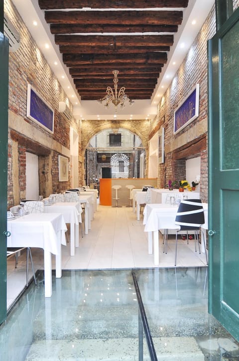 Restaurant/places to eat, Restaurant/places to eat
