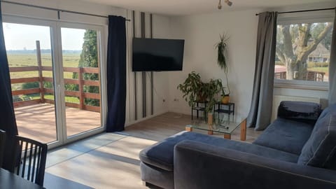 Communal lounge/ TV room, TV and multimedia, View (from property/room), Balcony/Terrace, Living room, Seating area, Evening entertainment