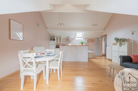 Kitchen or kitchenette, Living room, Seating area, Dining area