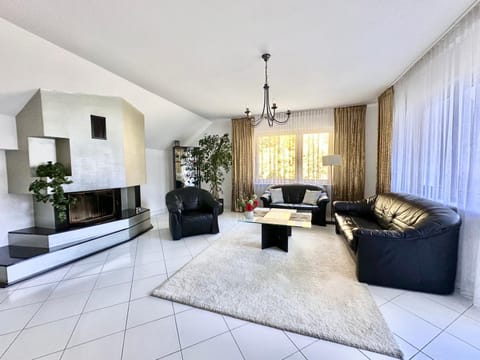 Communal lounge/ TV room, TV and multimedia, Living room, Seating area