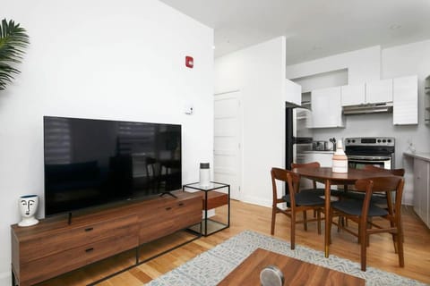 TV and multimedia, Kitchen or kitchenette, Living room, Seating area, Dining area, oven, stove