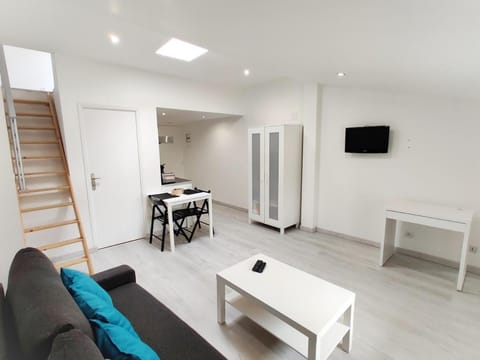 TV and multimedia, Living room, Seating area, Dining area, wardrobe