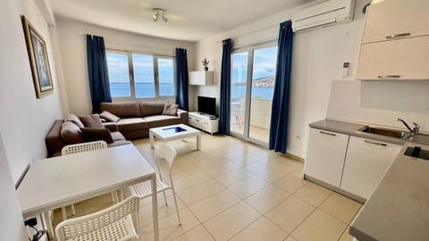 TV and multimedia, Kitchen or kitchenette, Living room, Seating area, Sea view, air conditioner