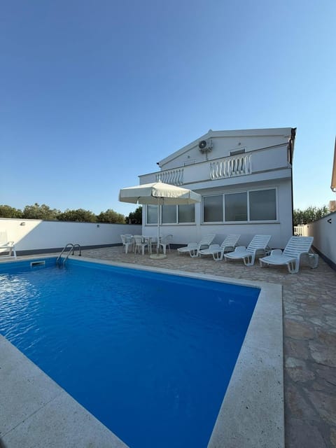 Property building, Pool view, Swimming pool, sunbed