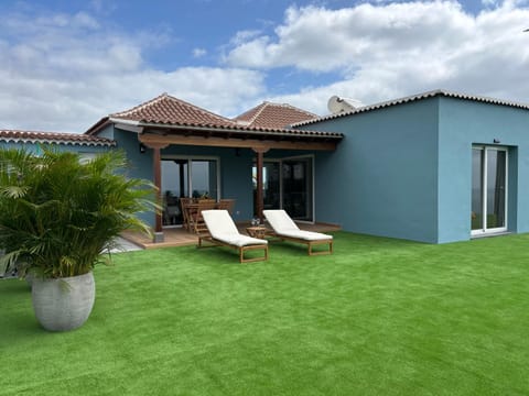 Property building, Garden, Garden view, sunbed