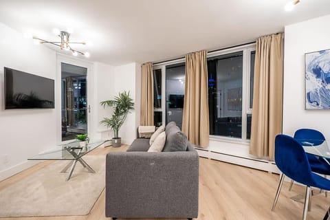 Gorgeous Downtown Unit with City Views Apartment in Vancouver