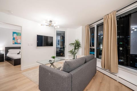 Gorgeous Downtown Unit with City Views Apartment in Vancouver
