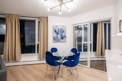 Gorgeous Downtown Unit with City Views Apartment in Vancouver