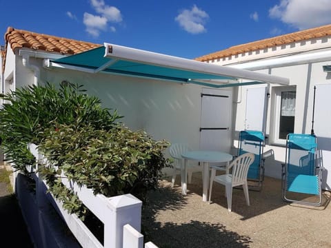 Property building, Patio, Balcony/Terrace