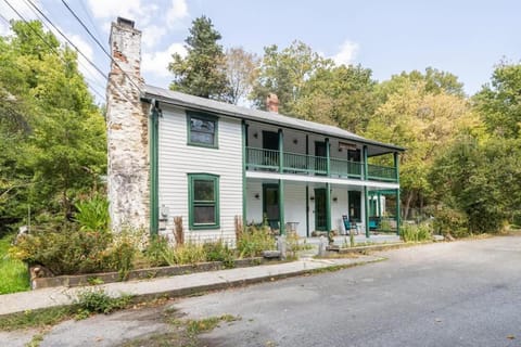 Minutes to Downtown Harpers Ferry Hot Tub House in Harpers Ferry