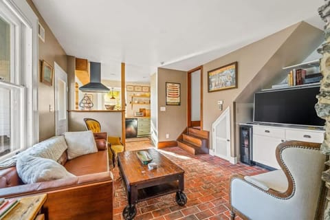 Minutes to Downtown Harpers Ferry Hot Tub House in Harpers Ferry