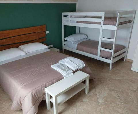 Bedroom, bunk bed