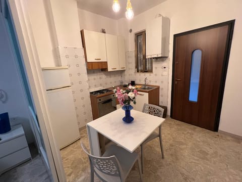 Kitchen or kitchenette, Dining area, stove