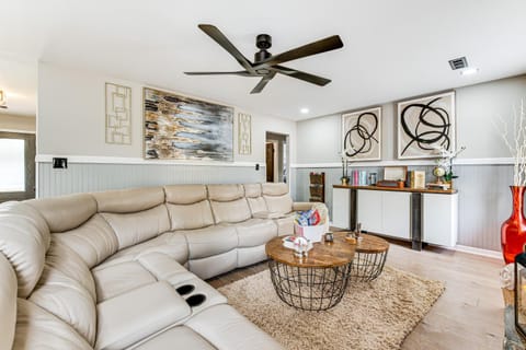 4 Mi to Airport Atlanta Home with Deck and Hot Tub House in College Park