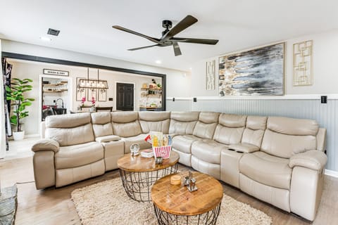 4 Mi to Airport Atlanta Home with Deck and Hot Tub House in College Park