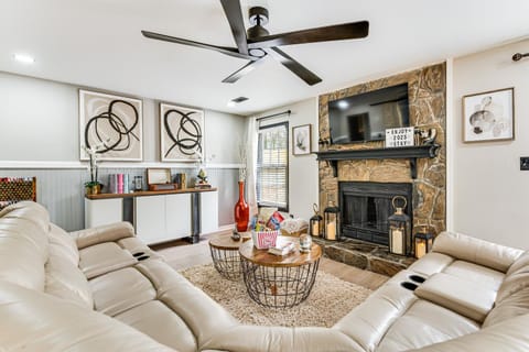 4 Mi to Airport Atlanta Home with Deck and Hot Tub House in College Park