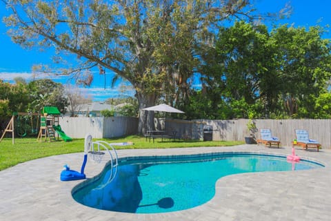 Garden view, Pool view, Swimming pool, sunbed