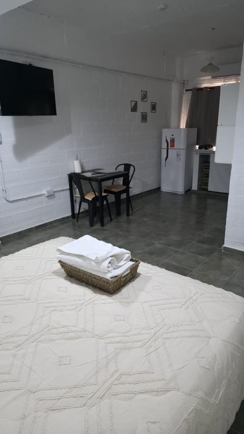 Bed, TV and multimedia, Photo of the whole room, towels