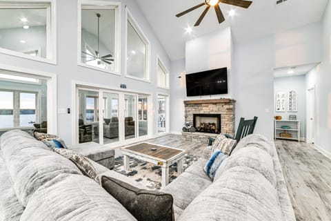 Massive Lake Views and Stunning Sunsets Waverly Gem House in Tennessee