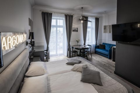 Bed, TV and multimedia, Living room, Photo of the whole room, Seating area, Bedroom