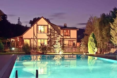 Property building, Garden, Garden view, Pool view, Swimming pool