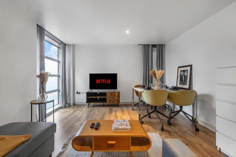 Communal lounge/ TV room, TV and multimedia, Living room, Seating area, Dining area, Evening entertainment