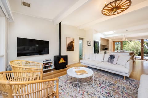 Communal lounge/ TV room, TV and multimedia, Living room, Seating area, Evening entertainment
