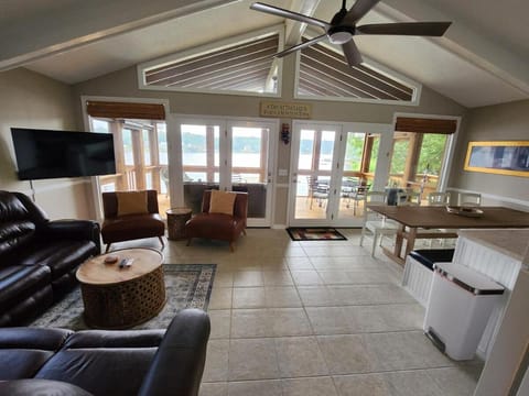 Communal lounge/ TV room, TV and multimedia, Living room, Dining area