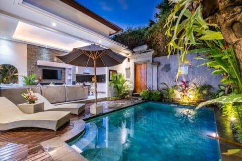 Living room, Dining area, Swimming pool, sunbed