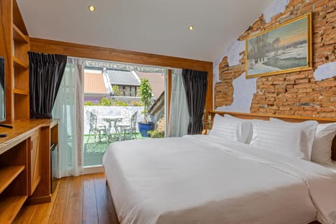 Bed, TV and multimedia, View (from property/room), Balcony/Terrace, Photo of the whole room, Bedroom