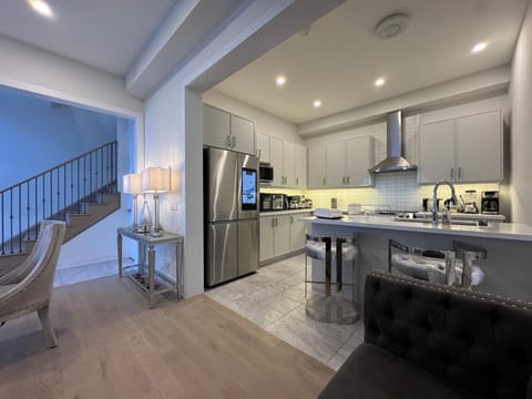 Kitchen or kitchenette, Dining area, dishwasher, minibar, stove, toaster