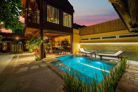 Property building, Swimming pool, Swimming pool, Sports, sunbed