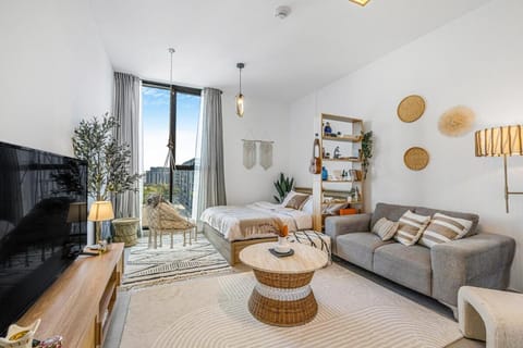 Bed, TV and multimedia, Living room, Seating area, Bedroom