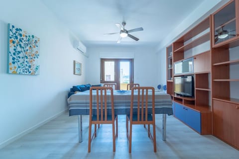 TV and multimedia, Kitchen or kitchenette, Living room, Seating area, Dining area