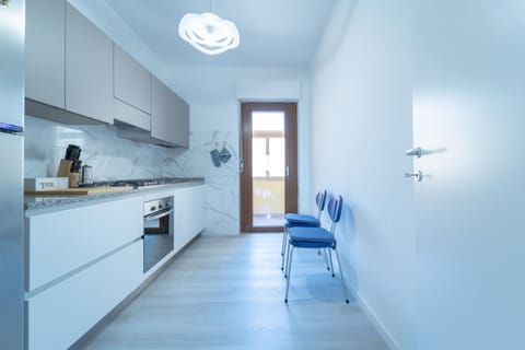 Kitchen or kitchenette, Living room, Seating area, Dining area, stove