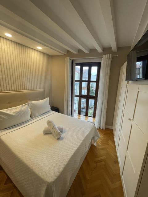 Bed, TV and multimedia, Photo of the whole room, Bedroom, towels, wardrobe