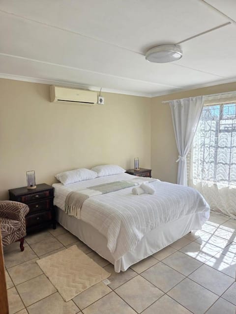 Bedroom, air conditioner