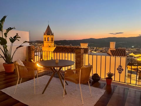 Patio, View (from property/room), Dining area, Mountain view
