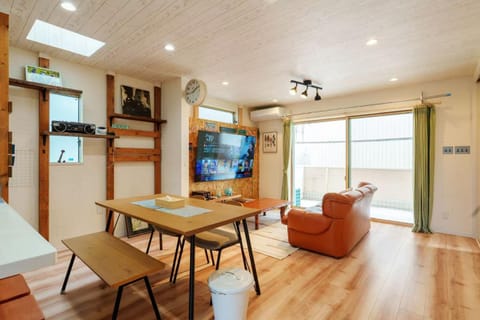 Communal lounge/ TV room, TV and multimedia, Living room, Seating area, Dining area, Evening entertainment