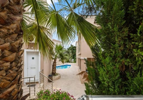 Property building, Day, Garden, Pool view, Swimming pool