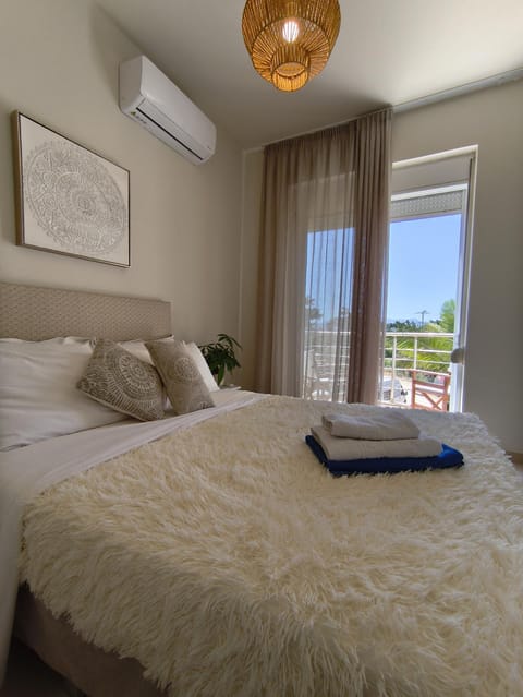 Bed, Bedroom, towels, air conditioner