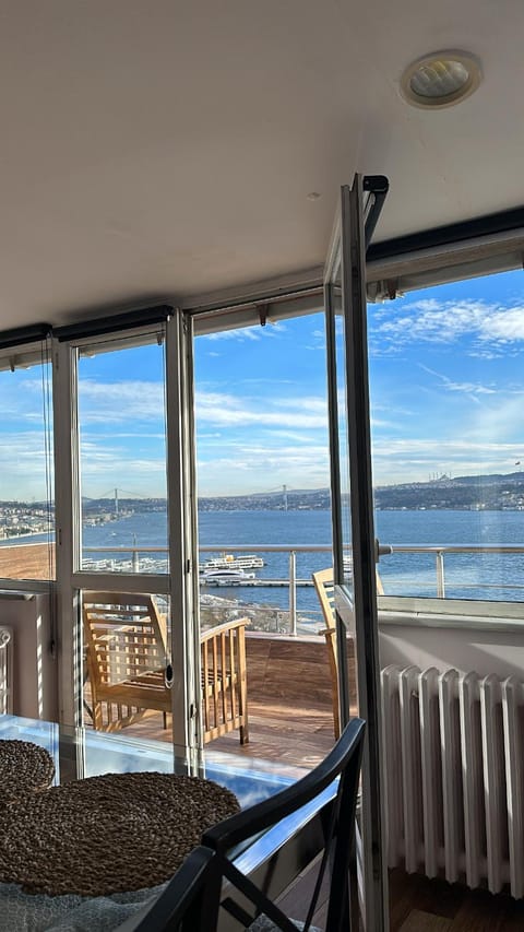View (from property/room), Balcony/Terrace, Living room, Seating area, Dining area, Sea view