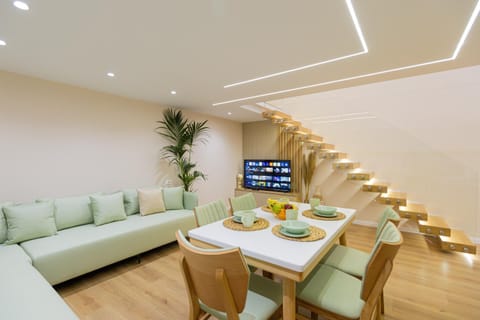 TV and multimedia, Living room, Seating area, Dining area