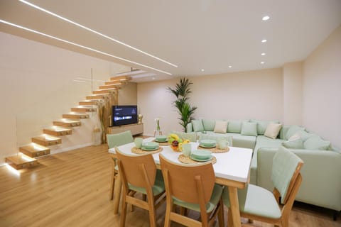 TV and multimedia, Living room, Seating area, Dining area